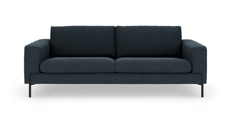 Mørkeblå, moderne tresæders sofa med slanke sorte metalben – frontvisning mod hvid studiobaggrund.