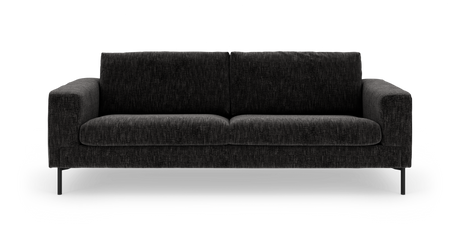 Mørkegrå 3-personers stofsofa med rette armlæn og slanke sorte ben, fotograferet lige forfra.