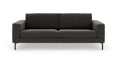 Mørkegrå tresæders stofsofa med lige armlæn og slanke sorte ben, frilagt på hvid baggrund.