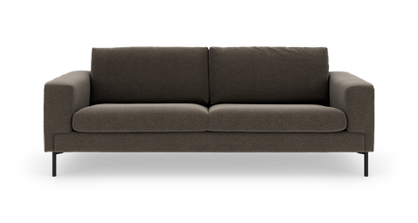 Moderne sofa i mørkebrunt stof med sorte ben, frontvisning på hvid studiobaggrund.