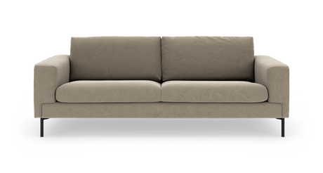 Beige 3-personers sofa med lige armlæn og slanke sorte ben, set forfra mod hvid baggrund.