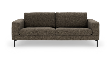 Brun stofsofa med to sædehynder og to ryghynder på slanke sorte metalben, frilagt mod hvid baggrund.