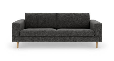 Mørkegrå tresæders sofa med træben på hvid studiobaggrund.