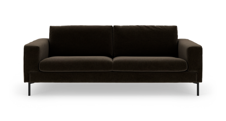 Mørkebrun tresædet sofa med lige armlæn og slanke sorte ben, fritlagt på hvid baggrund.
