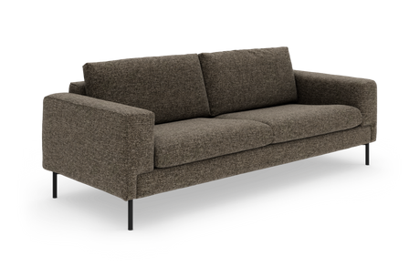 Brungrå tresæders sofa i stof med lige armlæn og sorte metalben, fotograferet skråt forfra.