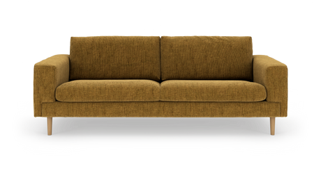 Sennepsgul sofa med lige armlæn og træben, to sæde- og ryghynder, frilagt på hvid baggrund.