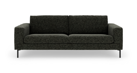 Mørkegrå tresædet sofa med rene linjer og slanke sorte ben, set forfra mod hvid baggrund.