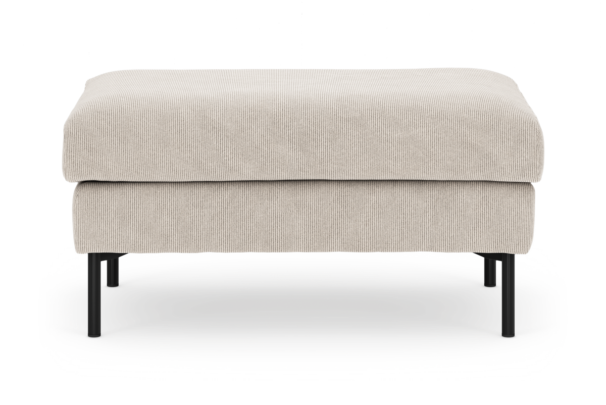 Beige skammel/ottoman med rillet stofbetræk og sorte metalben, frilagt på hvid baggrund.