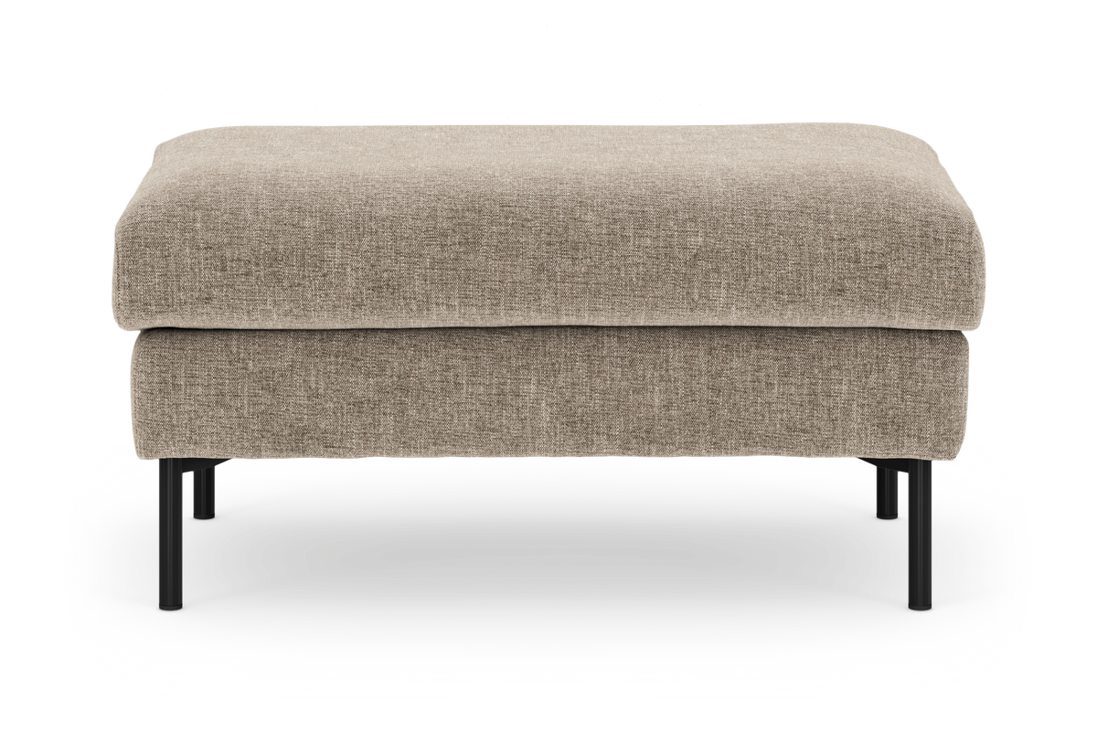 Beige puf/ottoman i stof med sorte metalben – fritstående produktbillede på hvid baggrund.