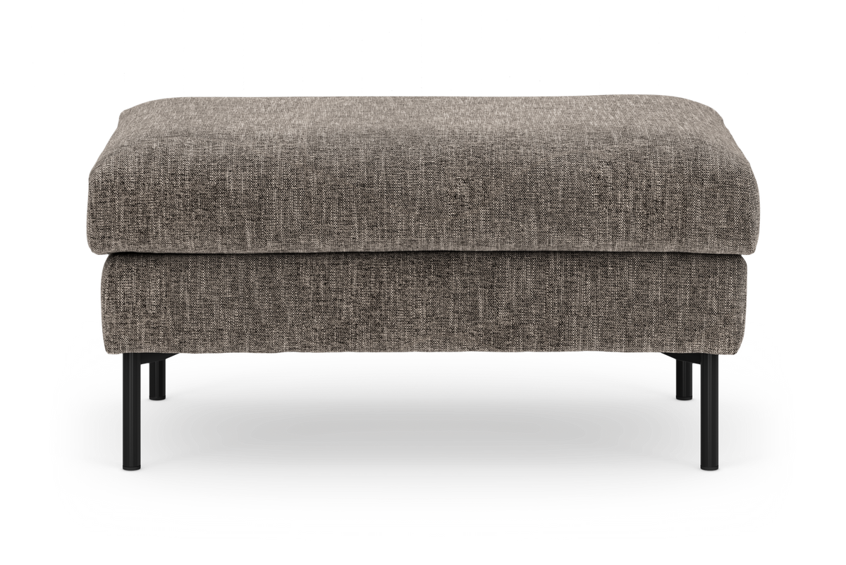 Lav, moderne ottoman i gråmeleret stof med sorte metalben, frilagt på hvid baggrund.