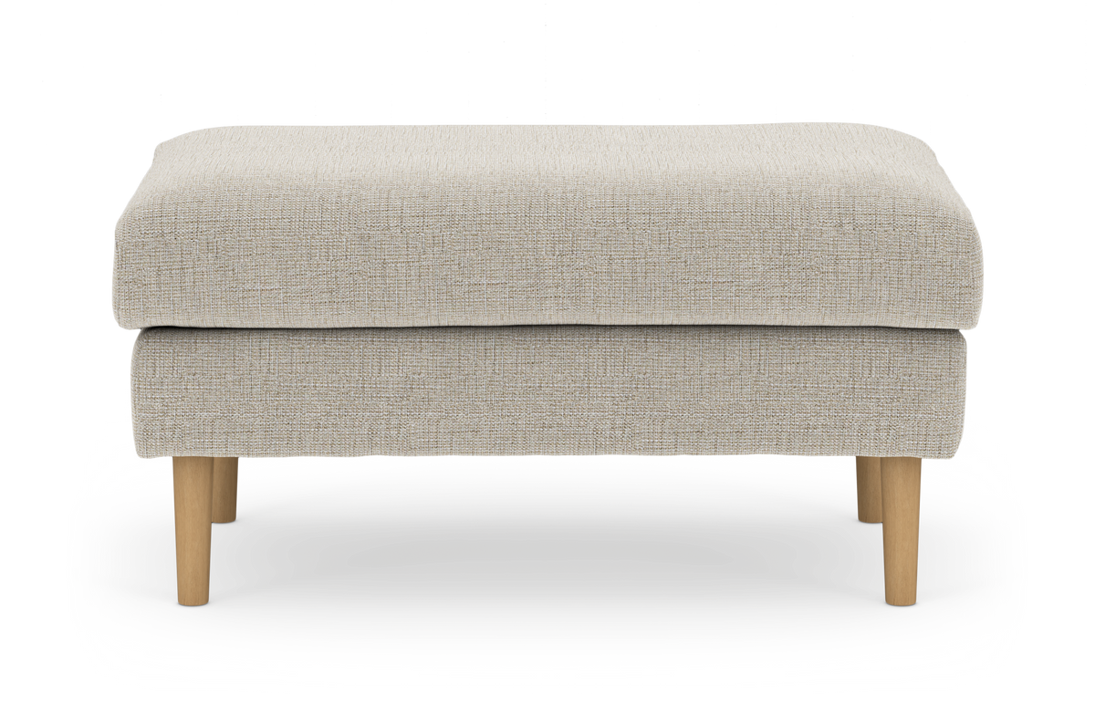 Beige stofskammel/ottoman med træben, frontview på hvid baggrund.