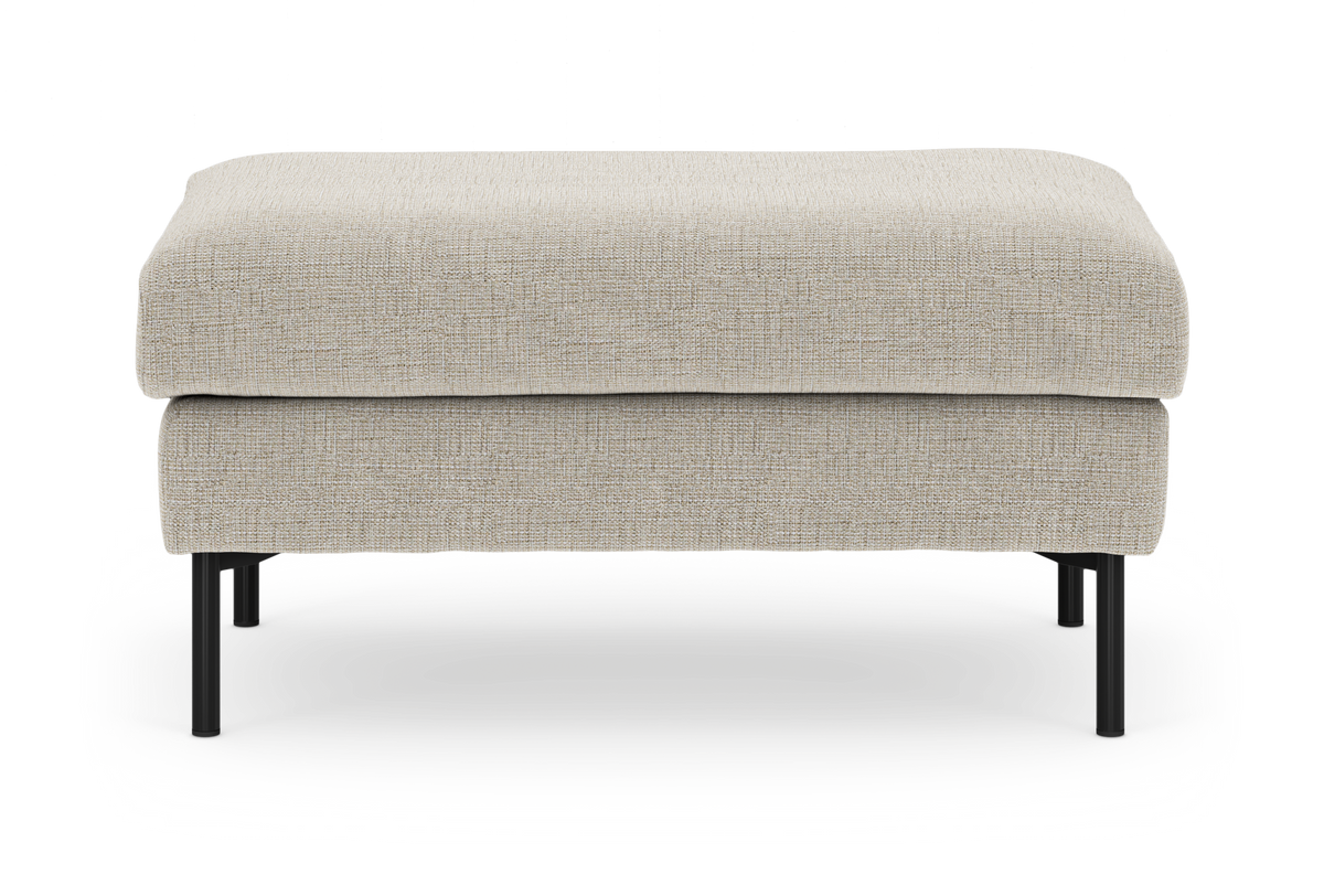Beige stofbetrukket puf/fodskammel med sorte runde ben, frilagt på hvid baggrund.