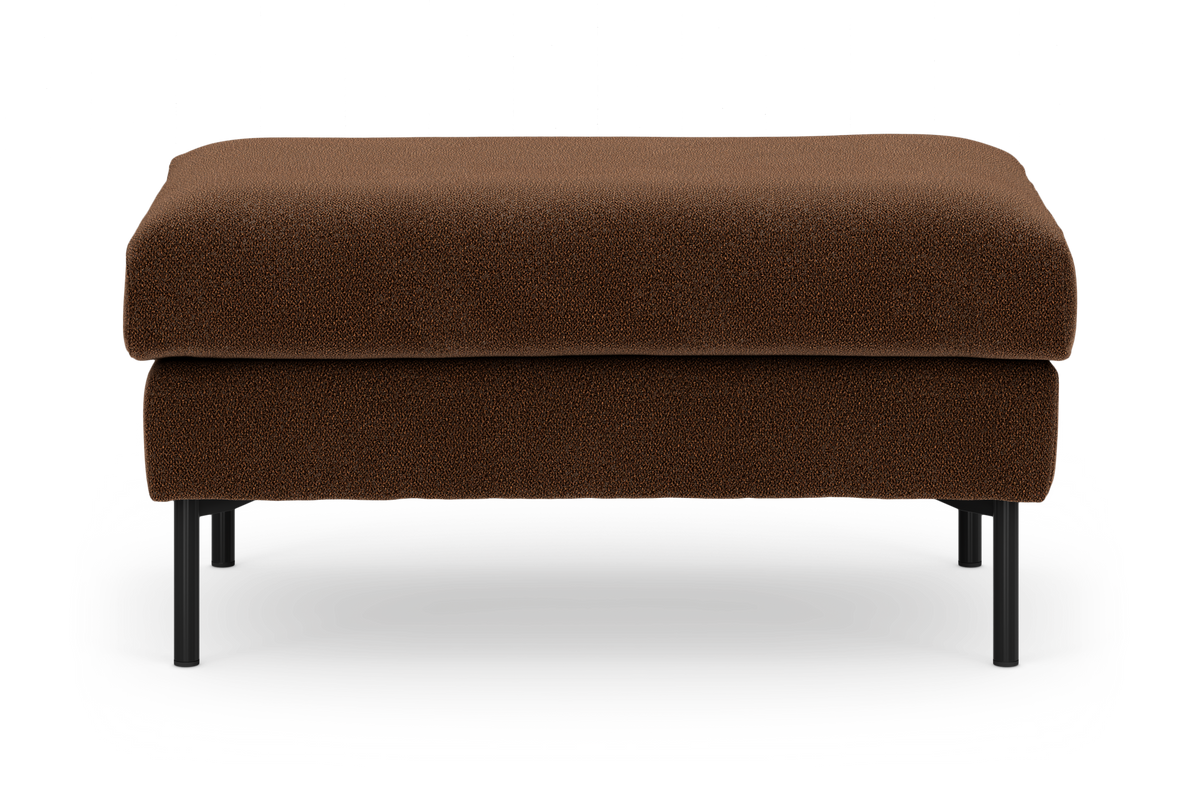 Brun tekstureret ottoman/fodskammel med runde sorte metalben, frilagt på hvid baggrund.