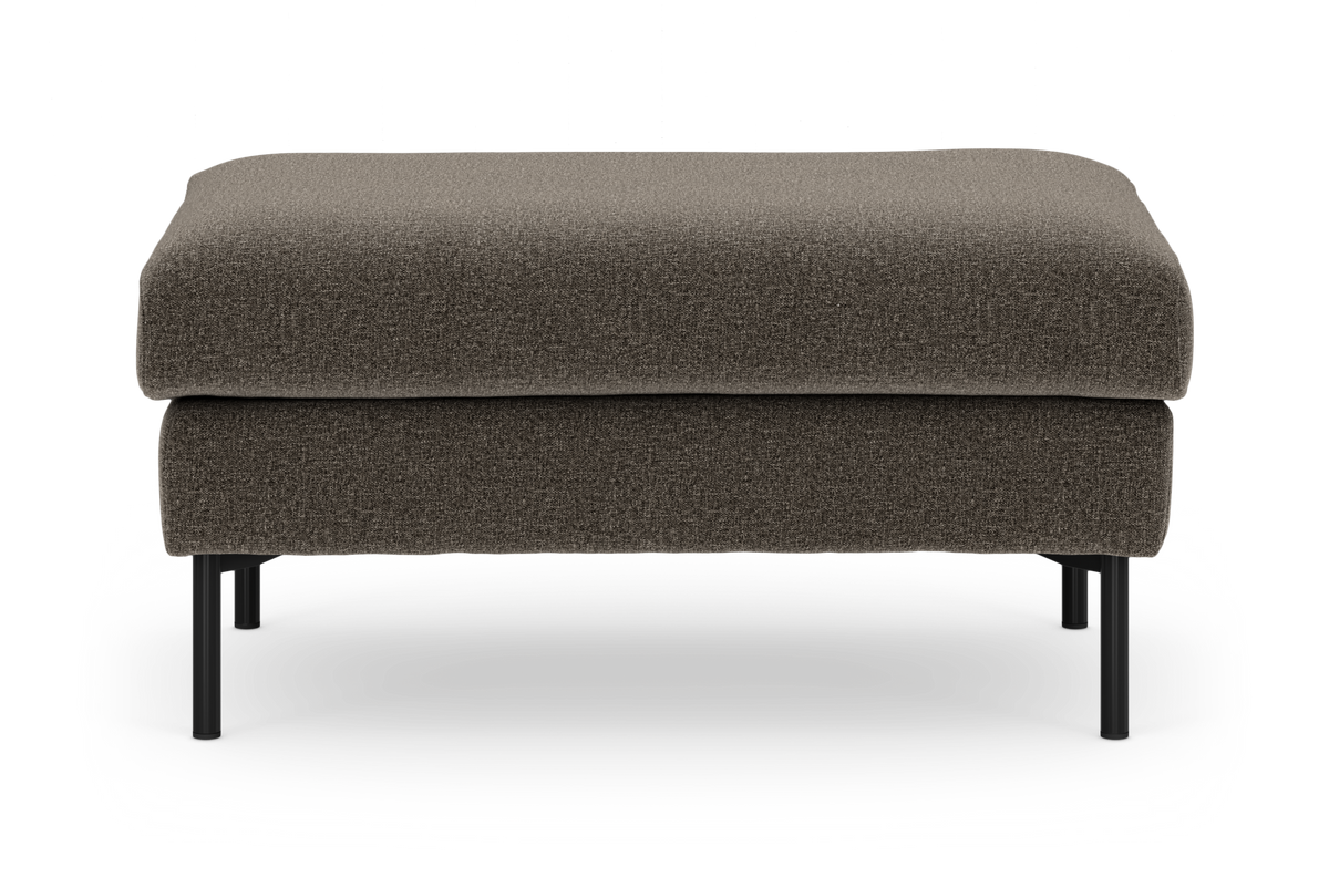 Mørkebrun tekstilbetrukket puf/ottoman med sorte metalben, fotograferet forfra på hvid baggrund.