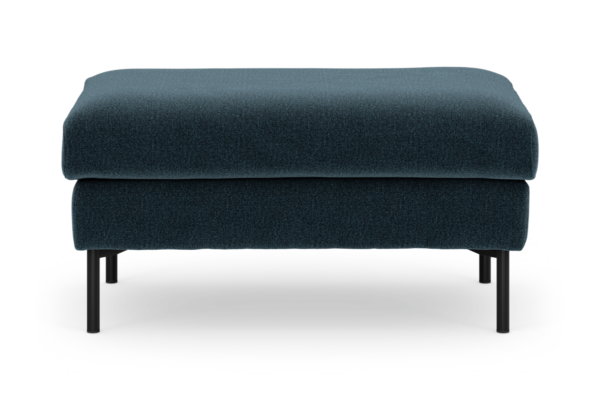 Mørkeblå stof-ottoman med sorte metalben set direkte forfra på hvid baggrund.