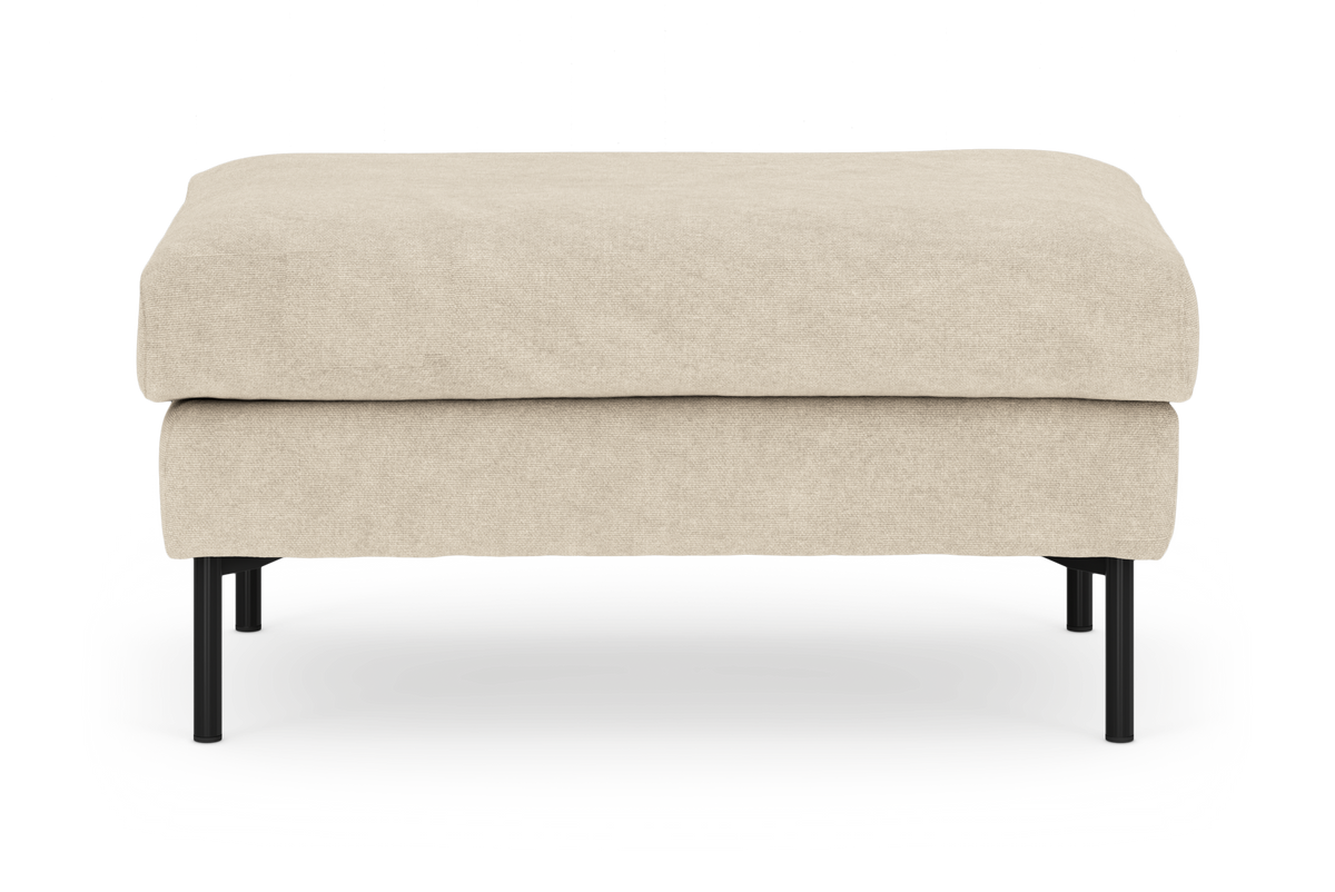 Beige puf/ottoman med sorte metalben, frontvisning på hvid baggrund.