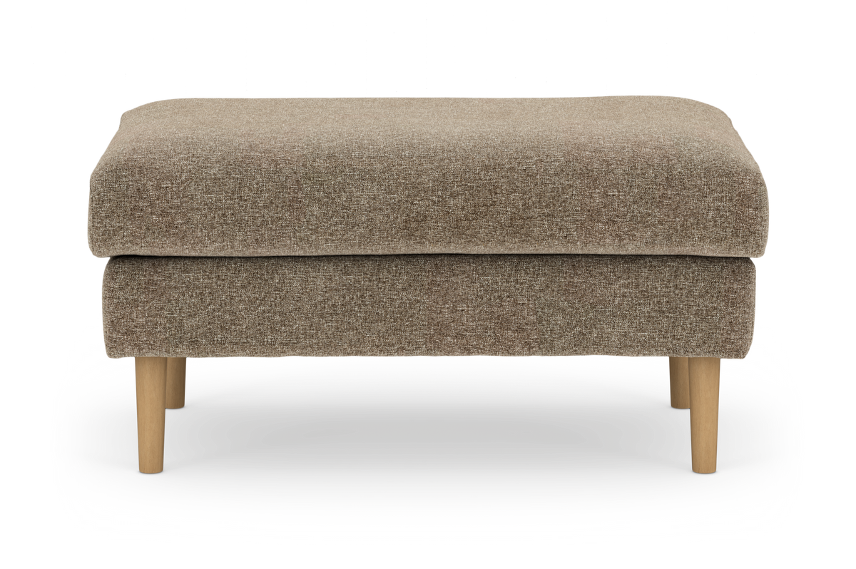 Brunbeige puf/ottoman i stof med runde lyse træben, frilagt på hvid baggrund.
