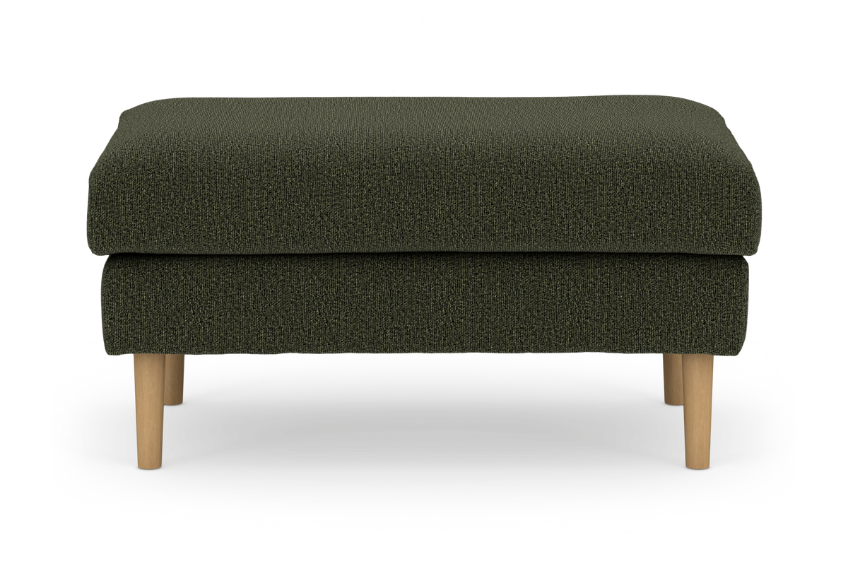 Mørkegrøn ottoman/fodskammel i struktureret tekstil med lyse træben, frontvisning mod hvid baggrund.