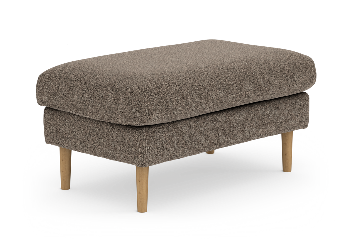 Brunmeleret ottoman/fodskammel i tekstil med bouclé‑look og lyse træben, frilagt på hvid baggrund.