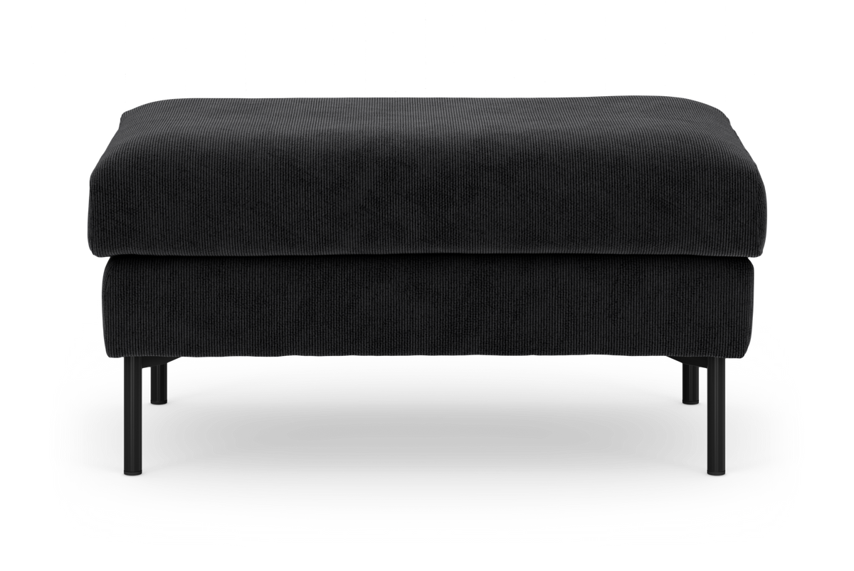 Sort ottoman/fodskammel i riflet stof med slanke sorte metalben, frilagt mod hvid baggrund.