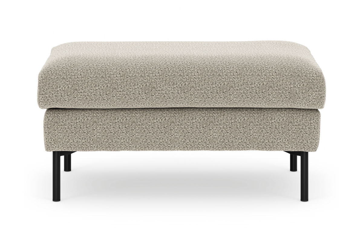 Beige, tekstureret puf med sorte metalben, fotograferet lige forfra på hvid baggrund.