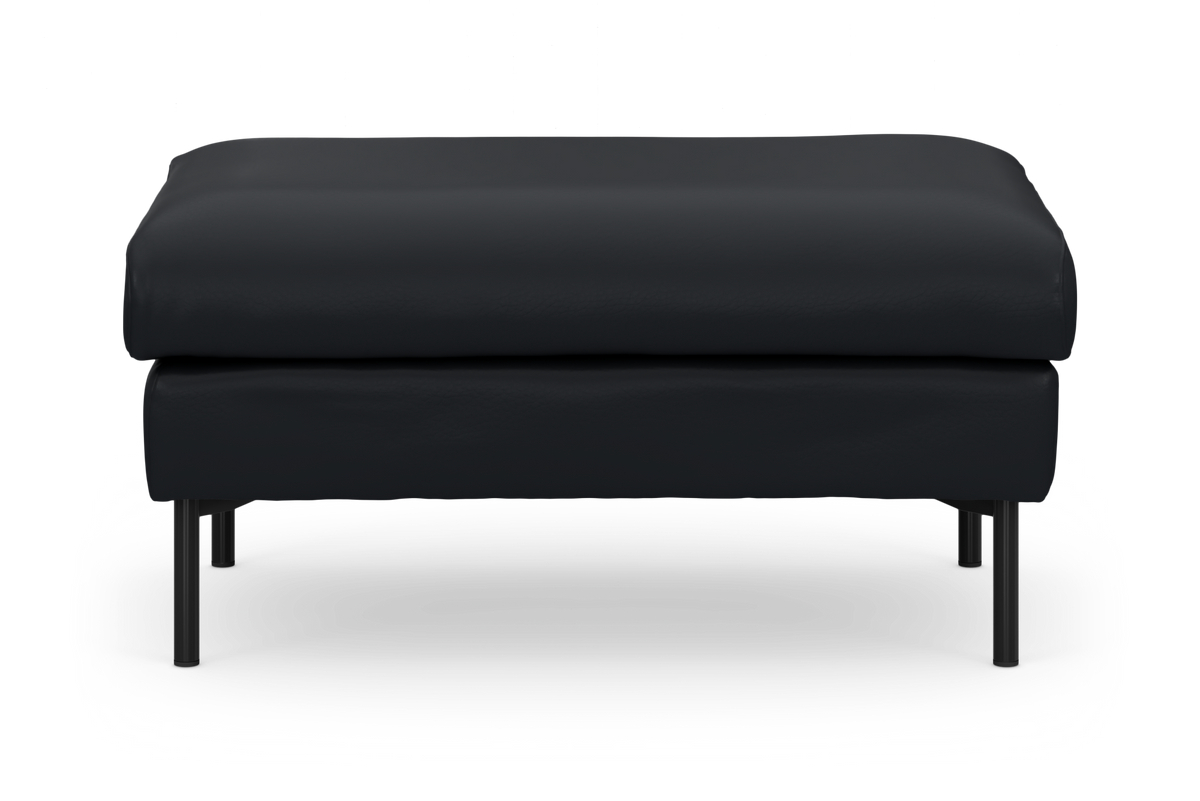 Sort rektangulær ottoman/fodskammel med blød pude-top og slanke metalben, fritlagt på hvid baggrund.