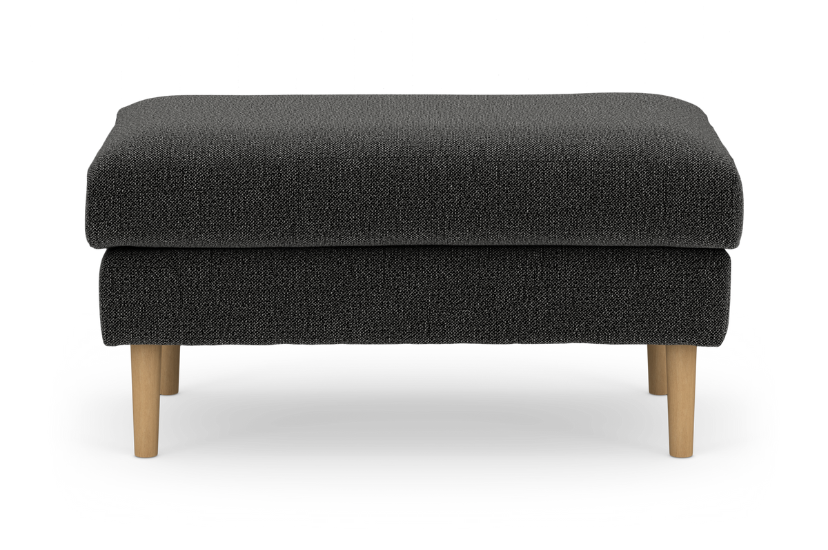 Mørkegrå tekstil-ottoman/puf med lyse træben, fritlagt på hvid baggrund.