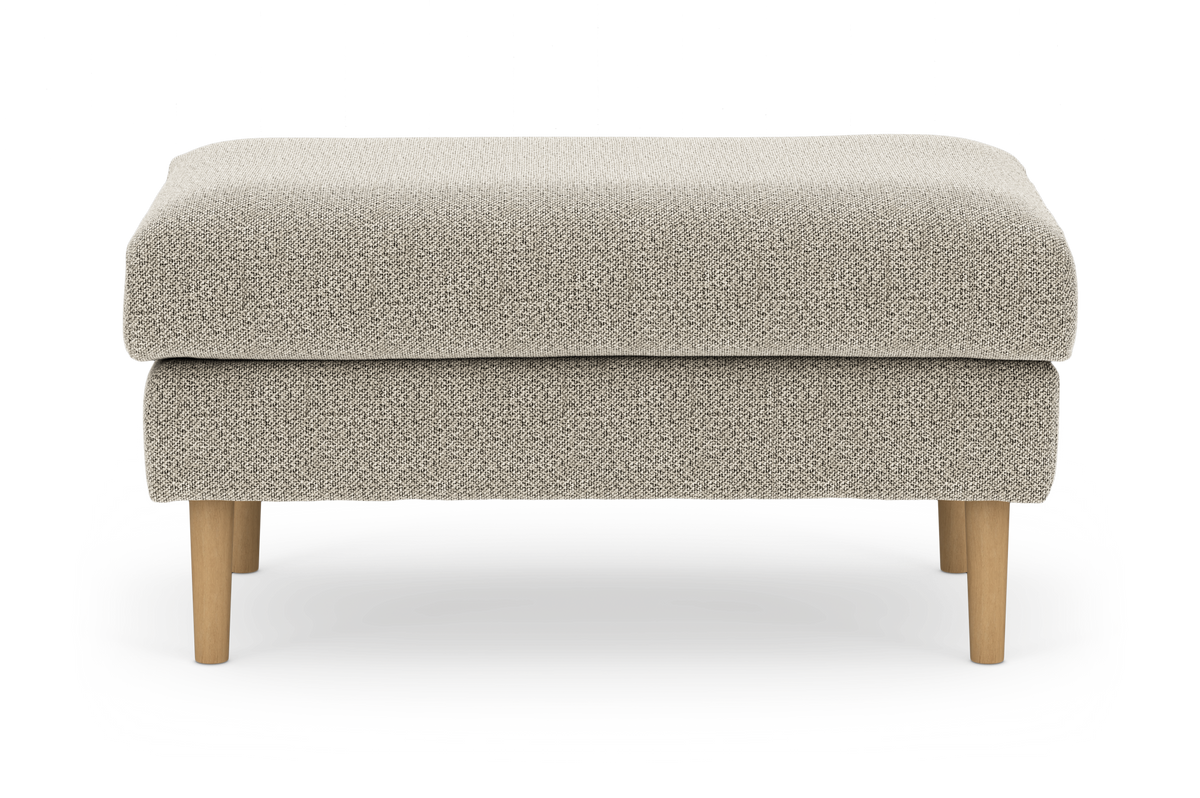Beige ottoman/puf med lyse træben på hvid baggrund.