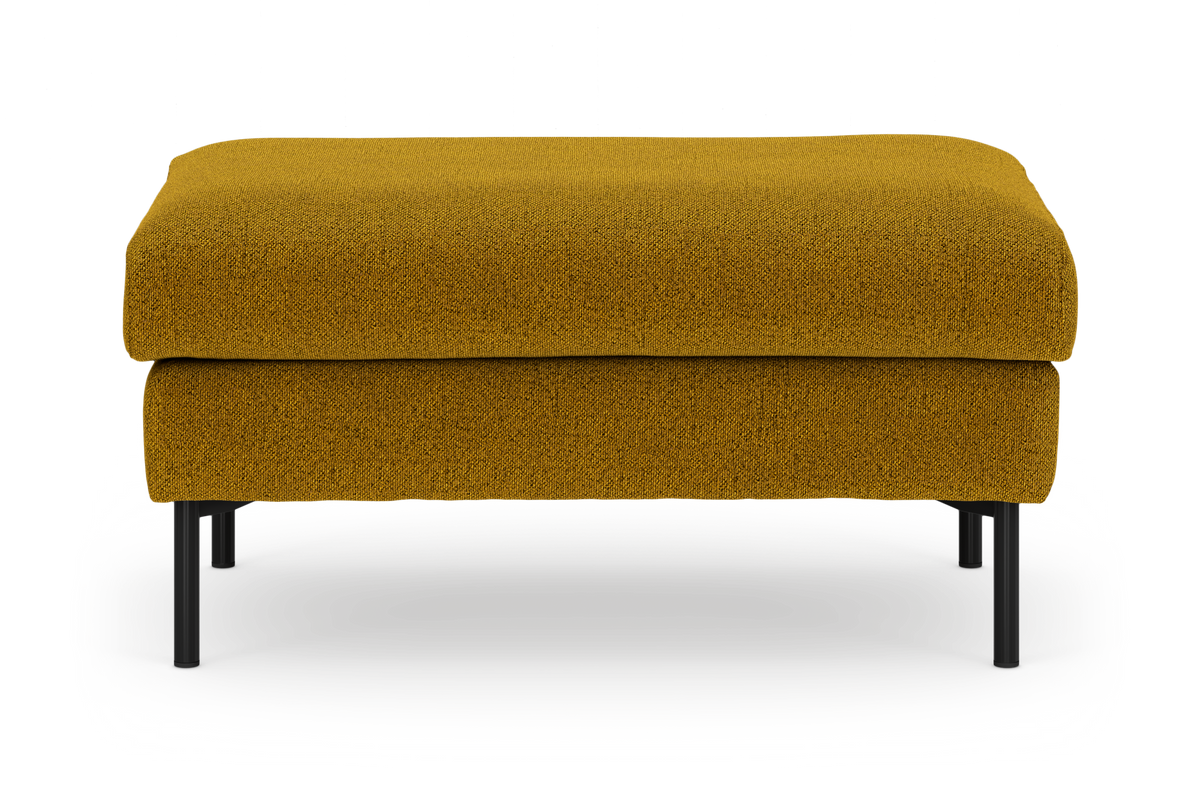 Sennepsgul ottoman/fodskammel i tekstil med sorte metalben, frilagt på hvid baggrund.
