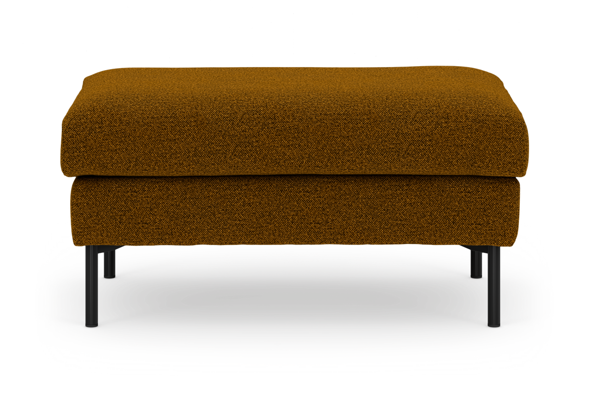 Moderne brun/mustard stofbetrukket puf/fodskammel med sorte metalben, frilagt på hvid baggrund.
