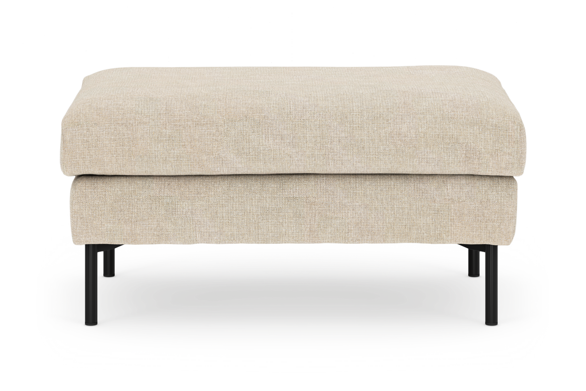 Beige polstret ottoman/fodskammel med sorte runde metalben, frilagt på hvid baggrund set forfra.