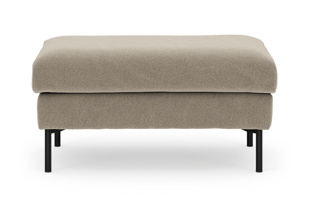 Beige polstret ottoman/fodskammel med slanke sorte ben, fritlagt på hvid baggrund.