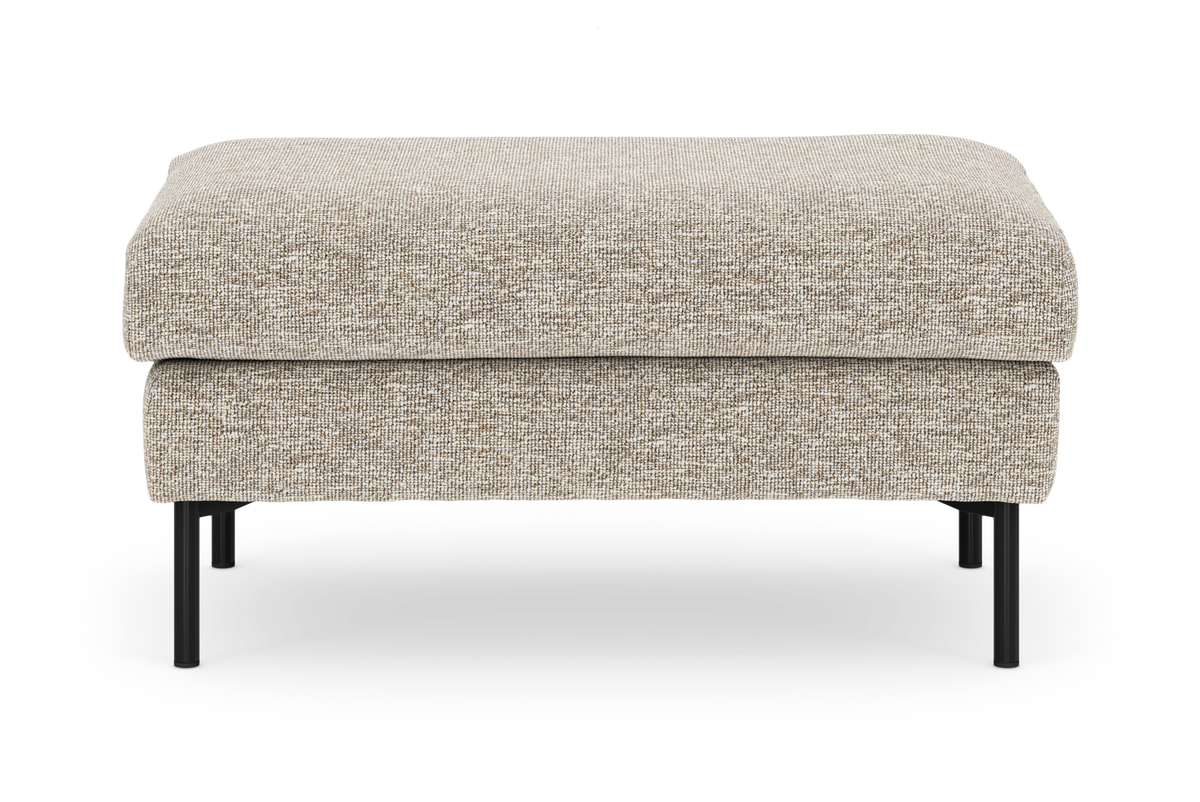 Beige puf/ottoman i struktureret stof med sorte metalben, frontvisning på hvid studiebaggrund.