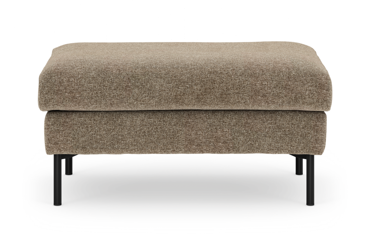 Brun-beige ottoman/skammel i stof med sorte runde metalben, isoleret på hvid baggrund.