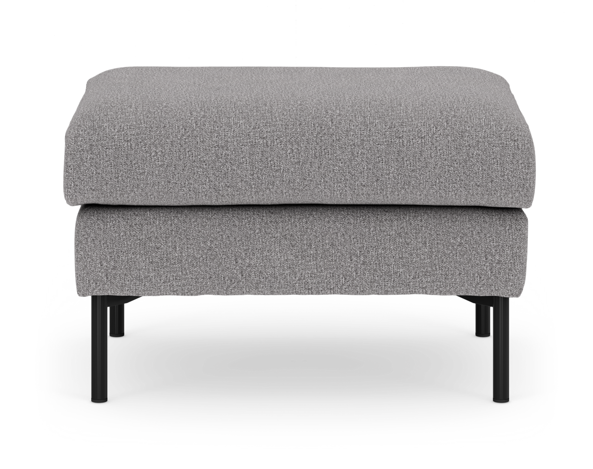 Grå ottoman/skammel i stof med sorte metalben, set forfra.