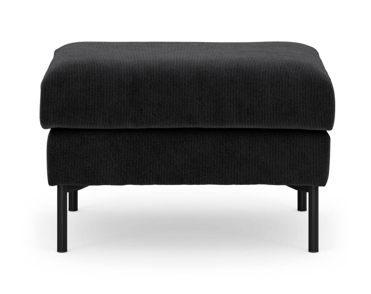 Sort firkantet skammel/ottoman i rillet stof med slanke sorte metalben, fotograferet forfra mod hvid baggrund.