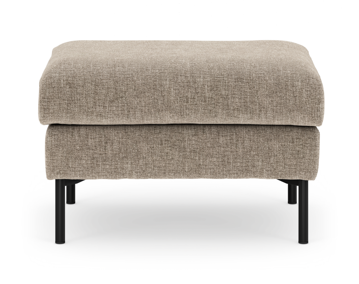 Beige stofpuf/ottoman med sorte metalben, fotograferet lige for mod hvid studiebaggrund.