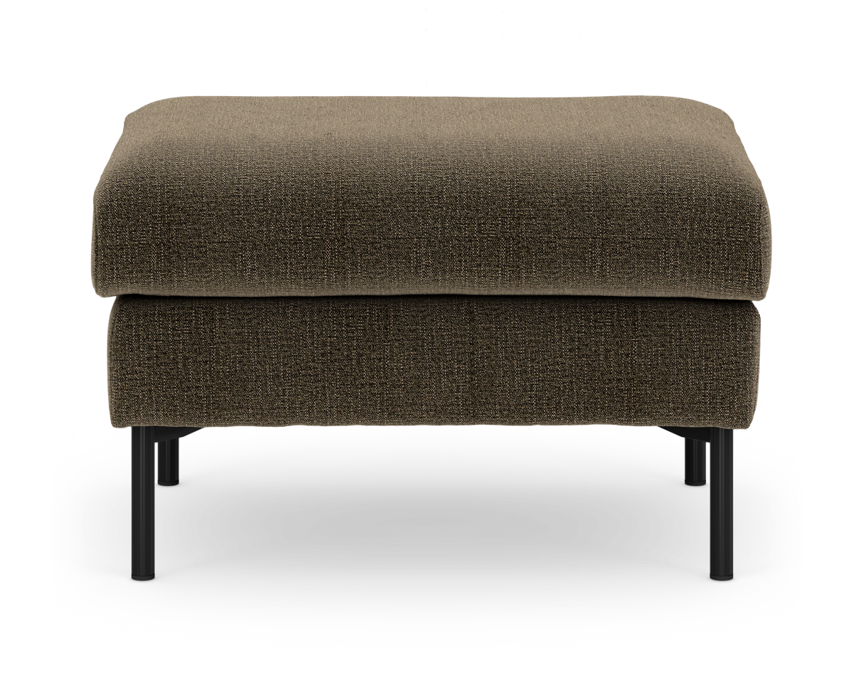 Brun stofbetrukket ottoman/fodskammel med sorte metalben, set forfra på hvid studiobaggrund.