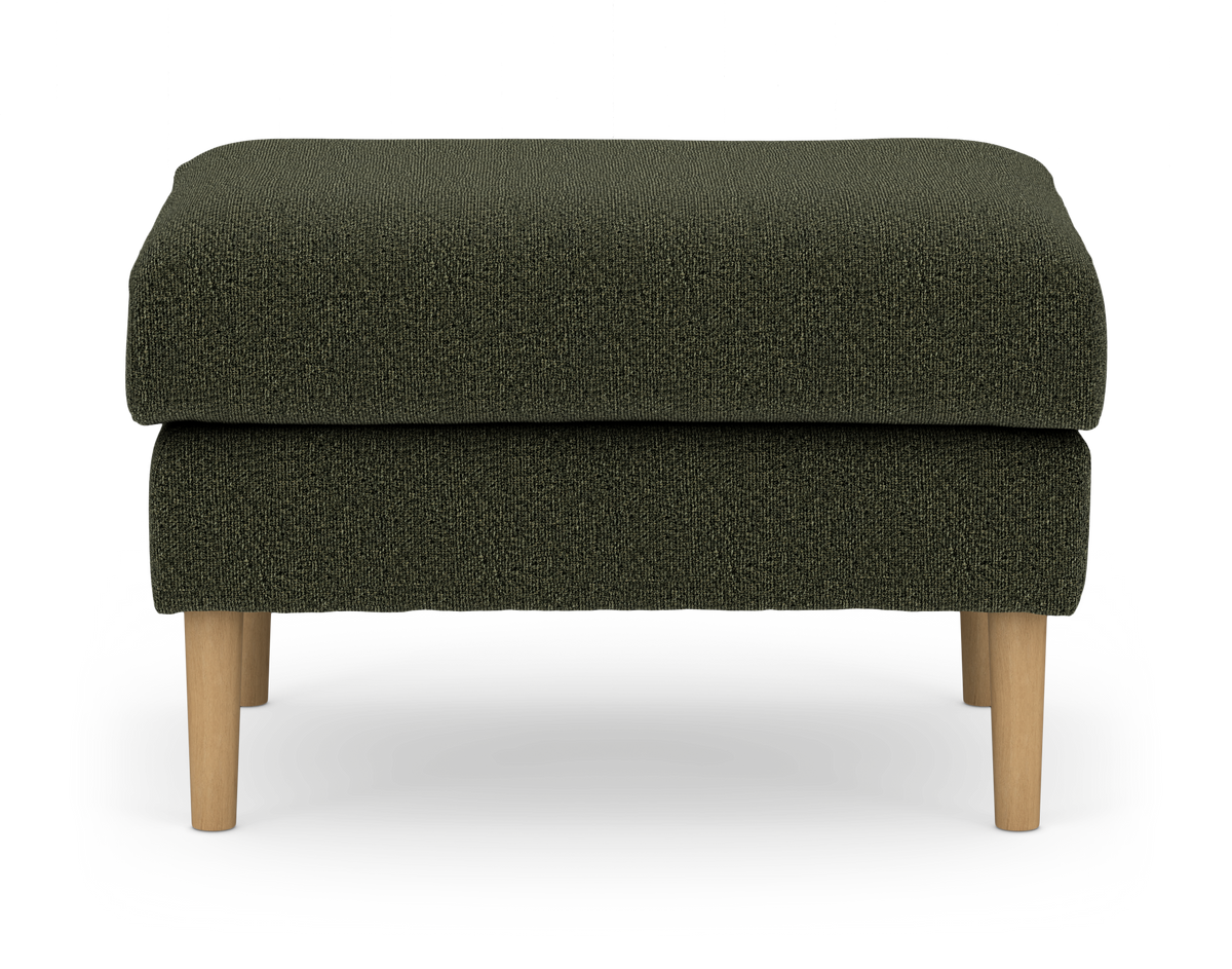 Mørkegrøn ottoman/fodskammel i tekstil med lyse træben, frilagt produktbillede set forfra.