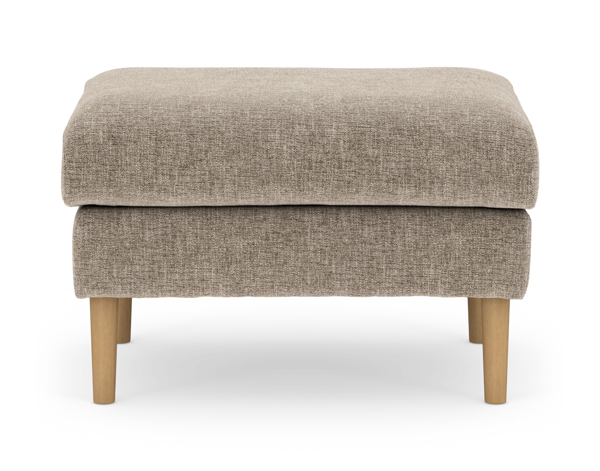 Beige fodskammel/ottoman i tekstil med lyse træben, frilagt på hvid baggrund.