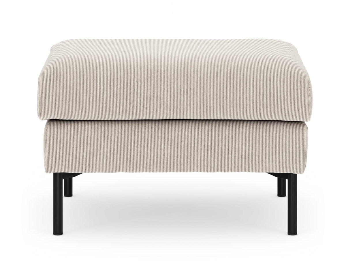 Beige puf/ottoman i riflet fløjl med sorte metalben, set forfra i studieopsætning.