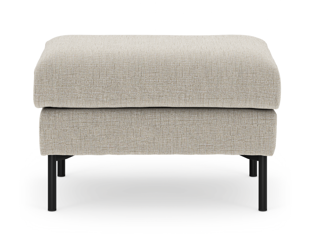 Beige fodskammel/ottoman i stof med sorte metalben, frilagt på hvid baggrund.