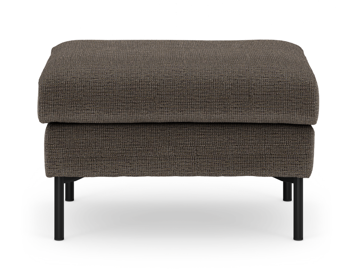 Brun stofbetrukket ottoman/fodskammel med sorte metalben, fritlagt på hvid baggrund og set direkte forfra.