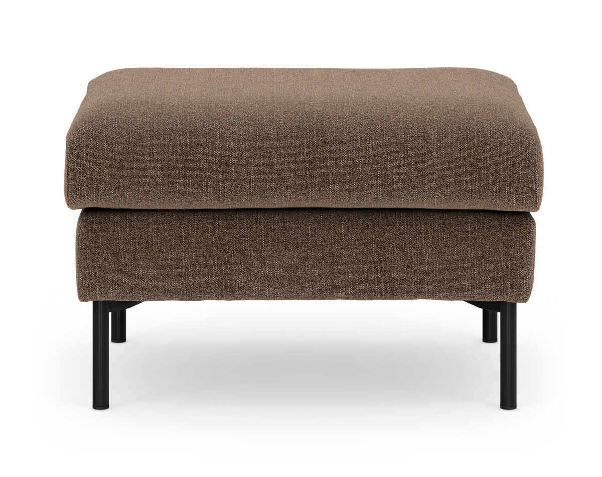 Brun stofpuf/ottoman med sorte metalben på hvid baggrund.