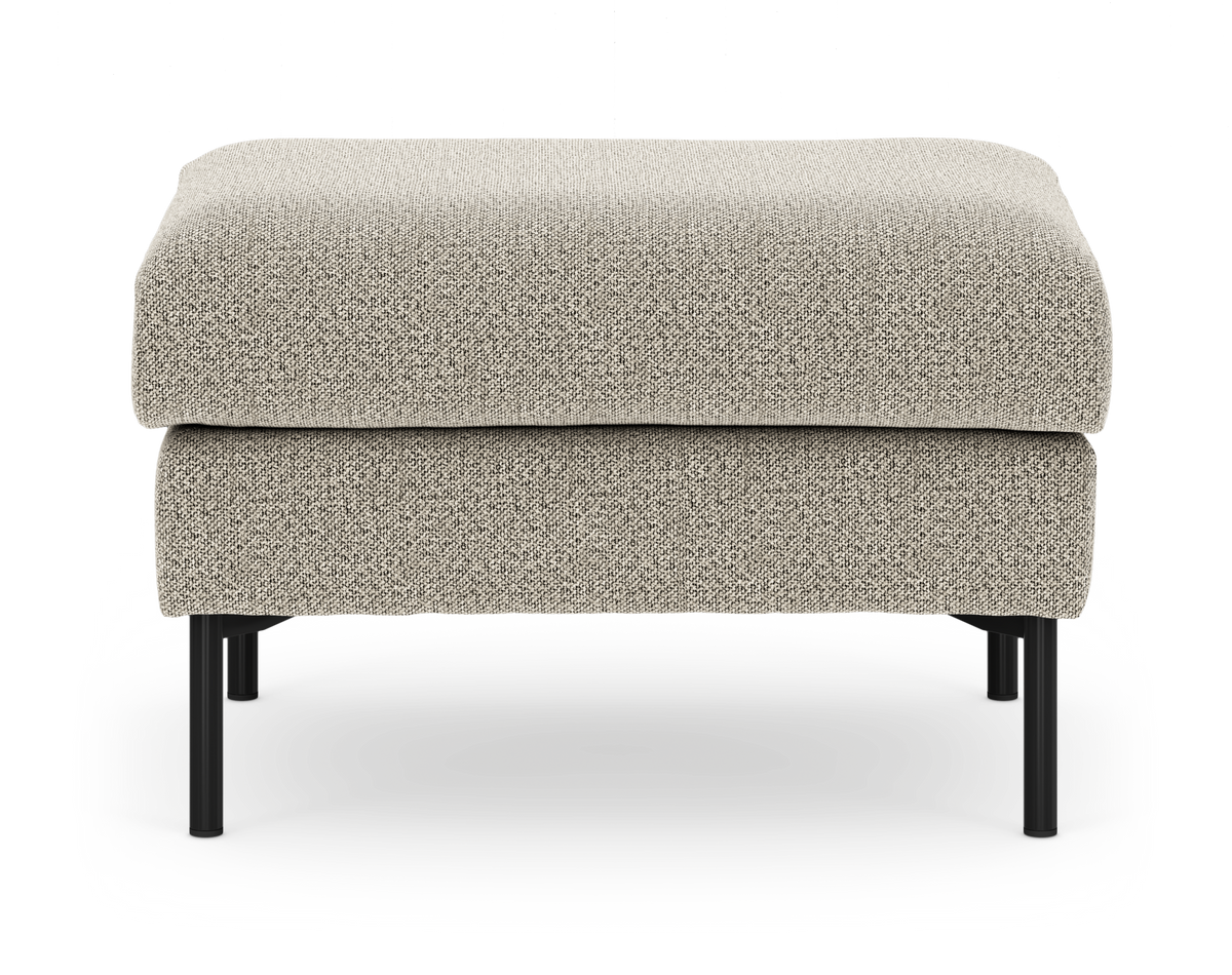 Beige polstret ottoman/fodskammel med sorte metalben, set forfra, fritlagt på hvid baggrund.