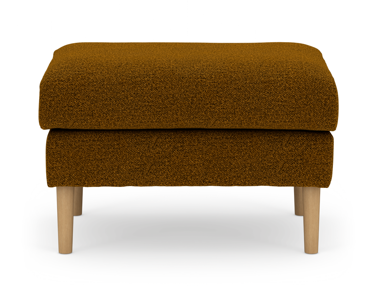 Sennepsfarvet ottoman/fodskammel i tekstil med lyse træben, set forfra på hvid baggrund.