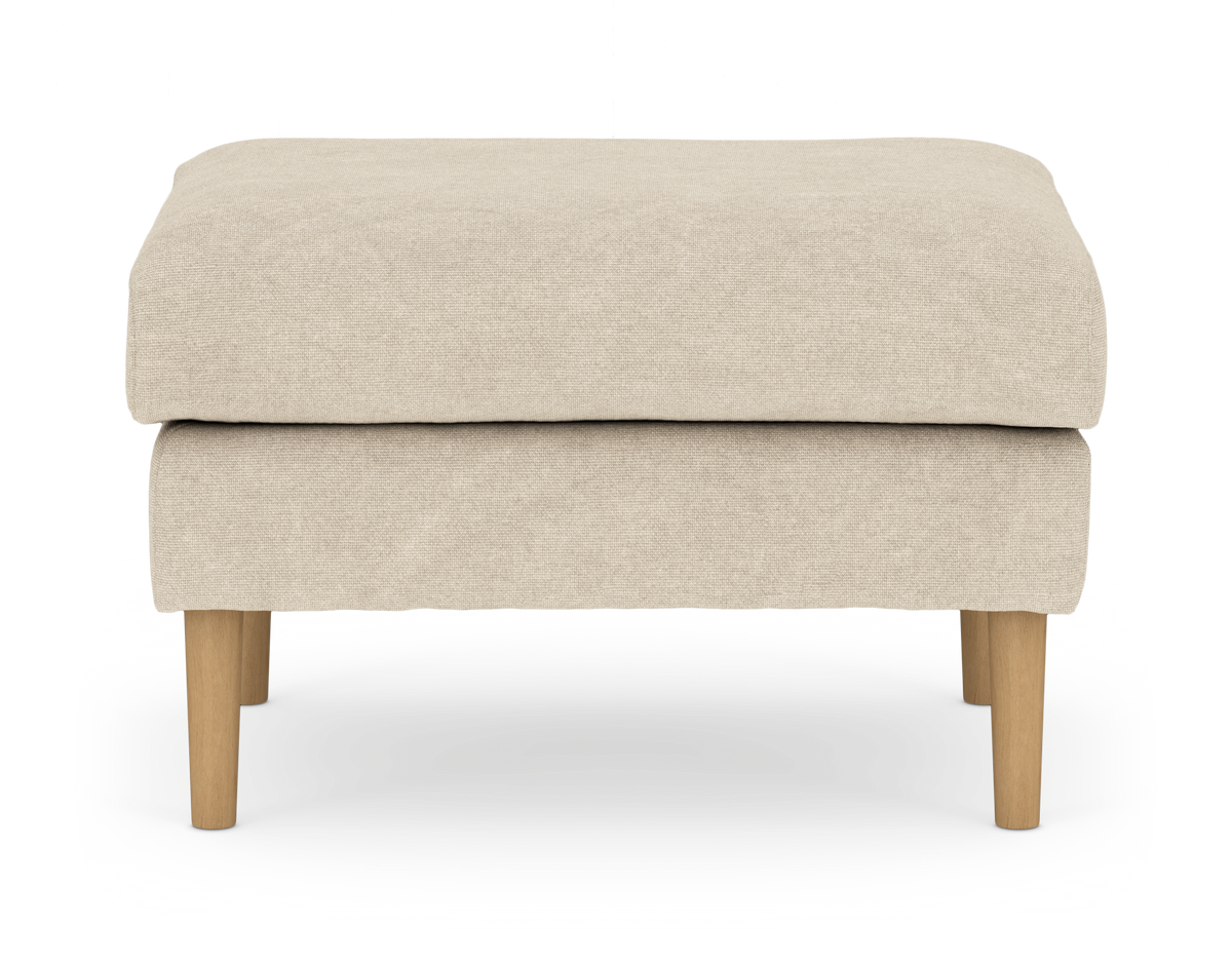 Beige polstret fodskammel med træben set lige forfra.