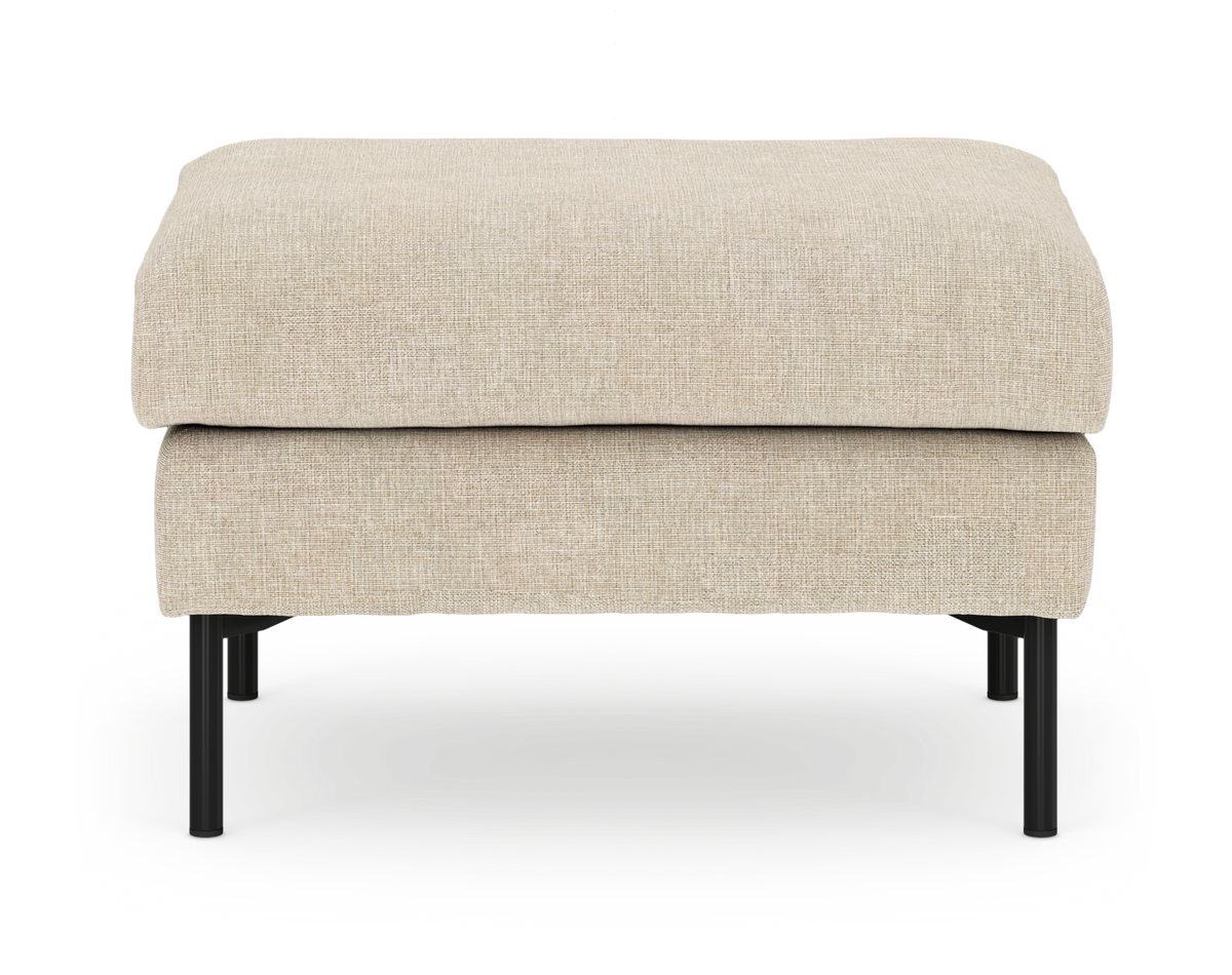 Beige skammel/ottoman i stof med sorte metalben, set lige forfra.