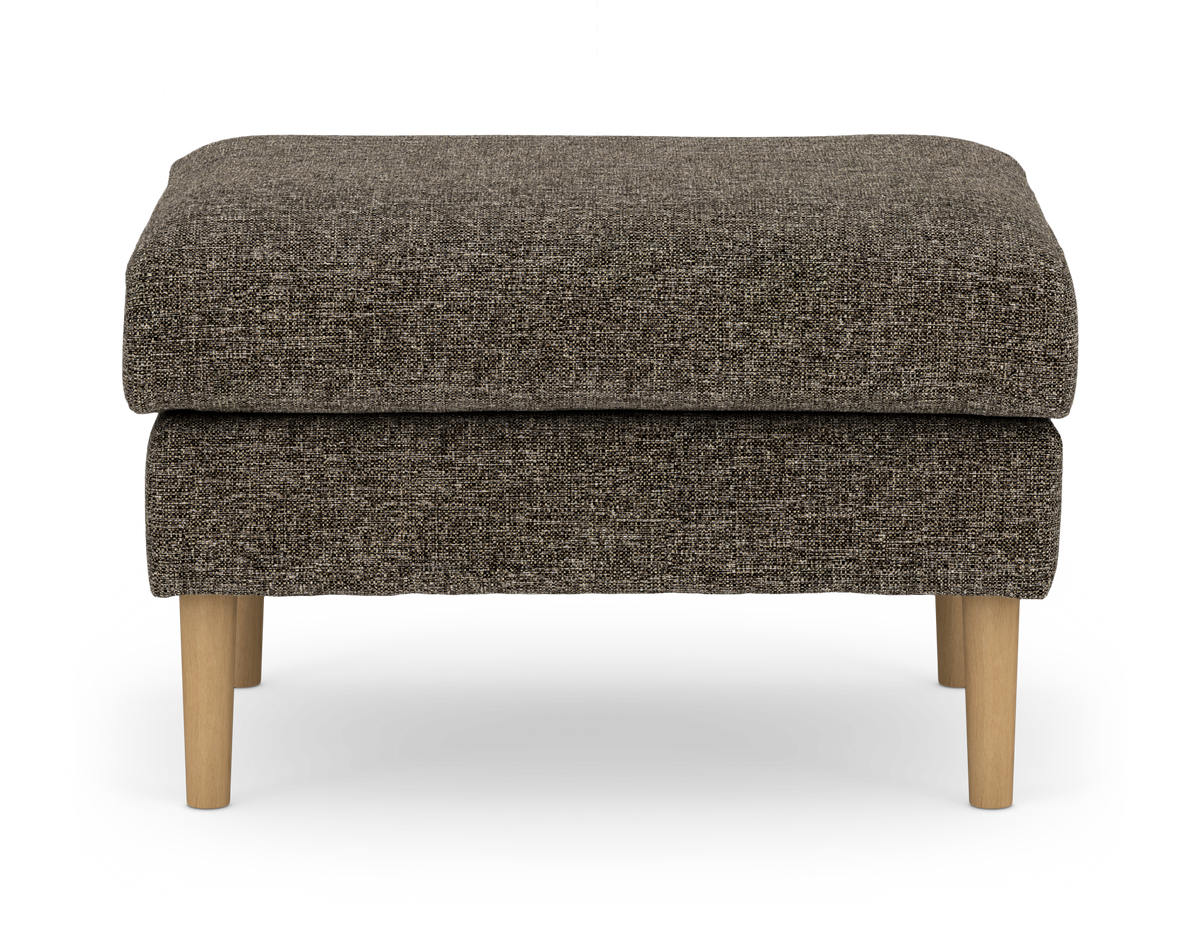 Brun puf/ottoman i tekstil med lyse træben, frilagt på hvid baggrund, set lige forfra.