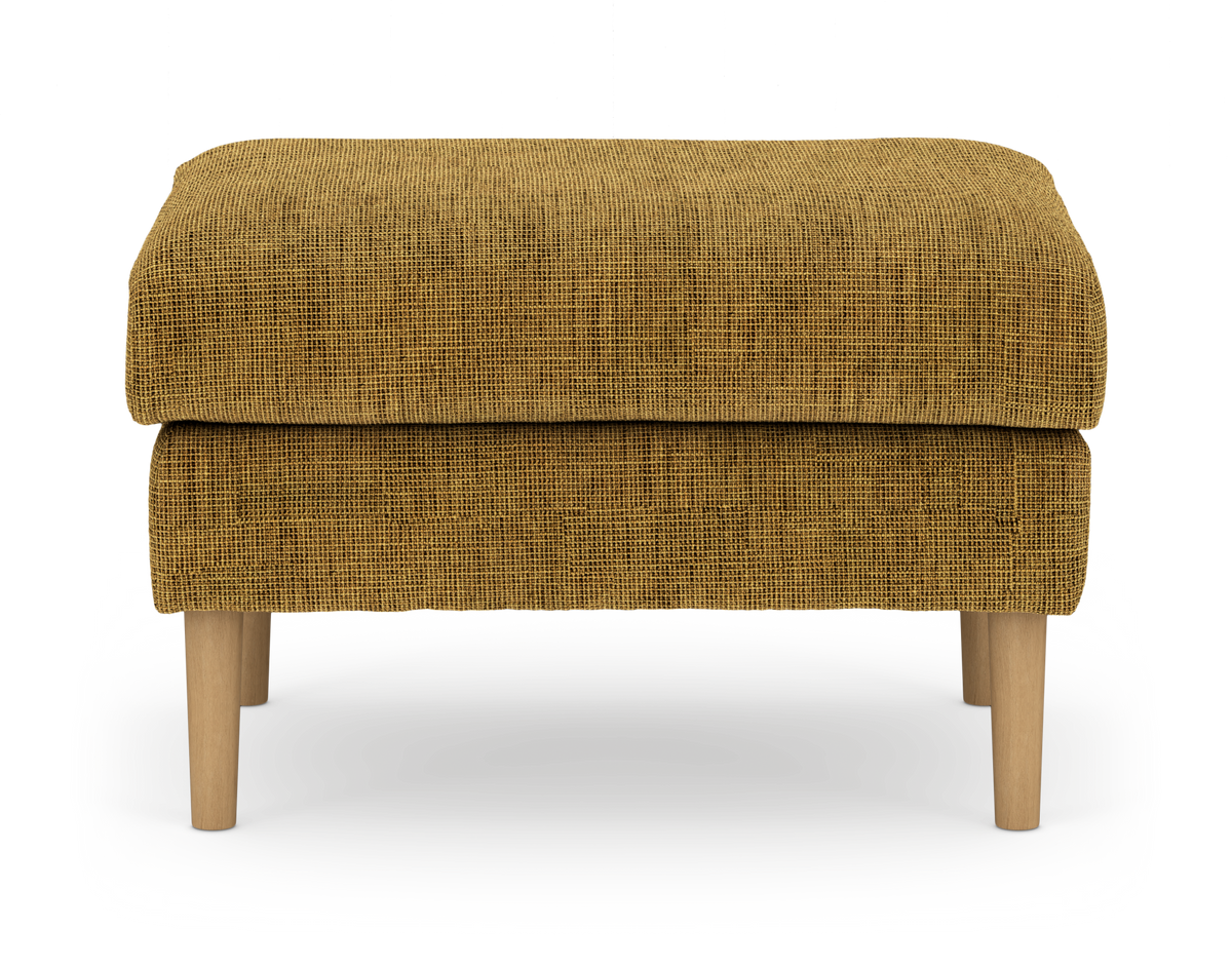 Sennepsgul ottoman/skammel i tekstil med lyse træben, frontvisning på hvid studiobaggrund.